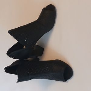 Ladies shoes, size 7 1/2M, black by a.na. Heel height is 3".